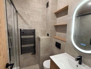 Douche, sèche-cheveux, serviettes fournies