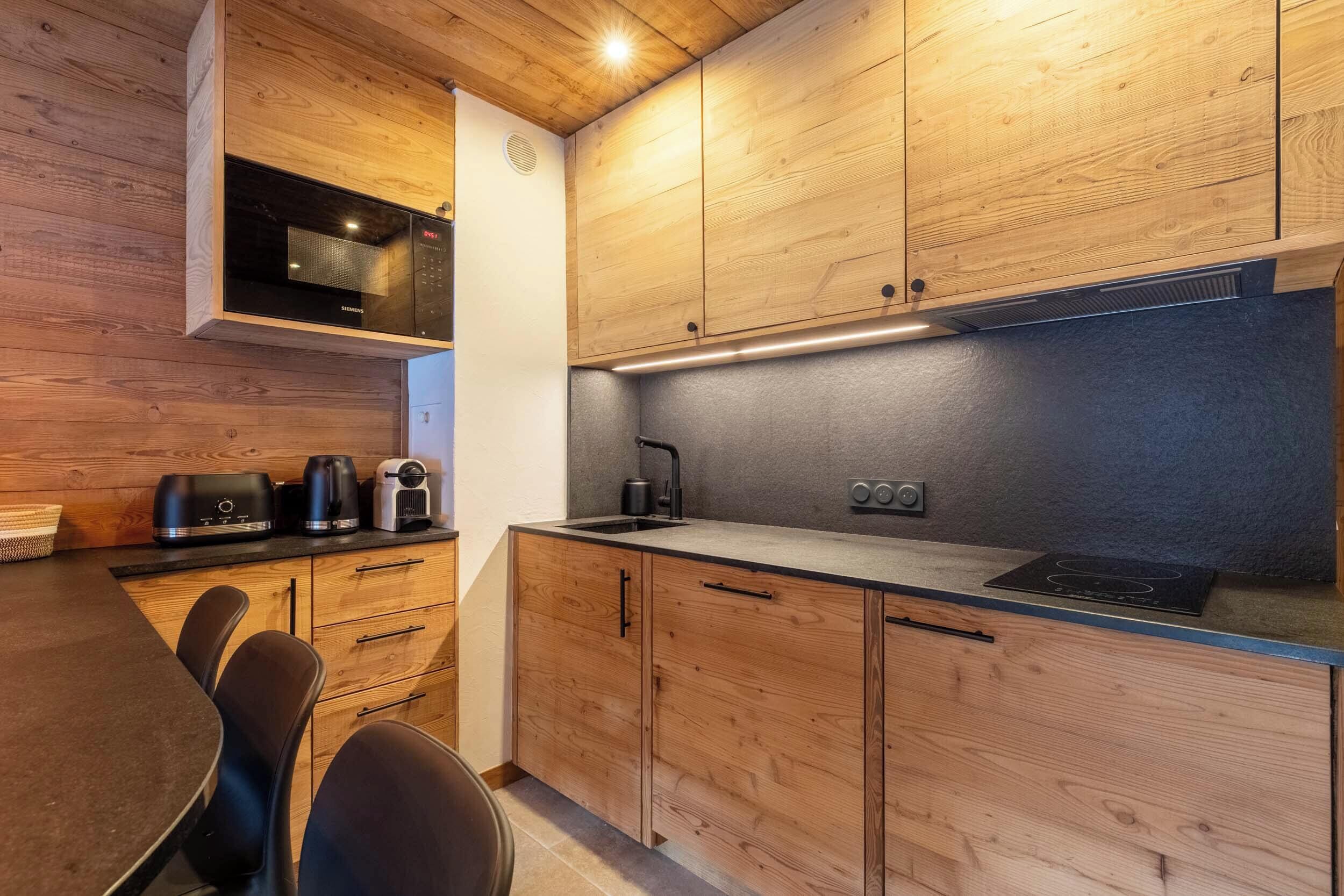 Een koelkast, een microgolfoven, een oven, een kookplaat