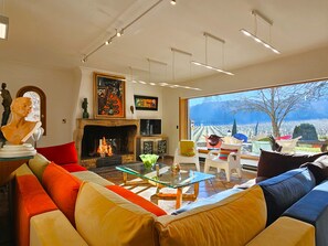 Télévision, cheminée, lecteur de DVD, vidéothèque