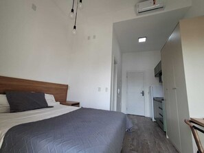 1 bedroom, desk, WiFi, bed sheets - Studio with Brooklyn subway view (Jardim das Acacias São Paulo)