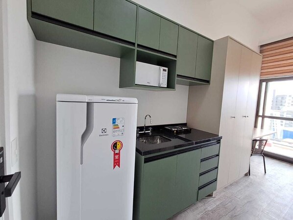 Réfrigérateur, micro-ondes, batterie de cuisine, vaisselle et ustensiles