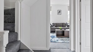 Eine Treppe führt zu einem Wohnbereich mit einer Couch und einem Couchtisch.