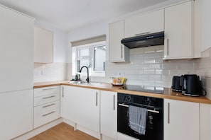 Kylskåp, ugn, vattenkokare och brödrost