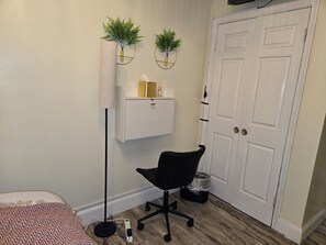 2 slaapkamers, een strijkplank/strijkijzer, wifi, beddengoed
