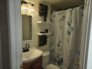 Asciugacapelli, asciugamani, sapone, carta igienica