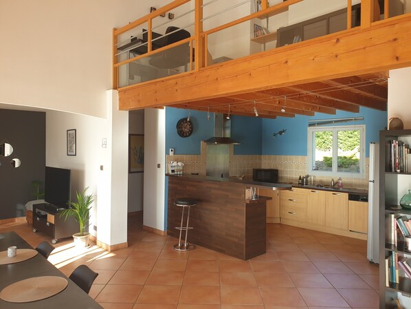 Fridge, microwave, oven, stovetop - Spacious, welcoming house facing the Pyrenees (Carla-Bayle)