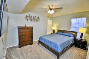 3 bedrooms, WiFi, bed sheets - Entire house Near Montwood Zaragoza (El Paso)