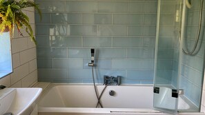 Classic House, Patio | Bathroom - 2BD Garden Hideaway in Lewes (Lewes)