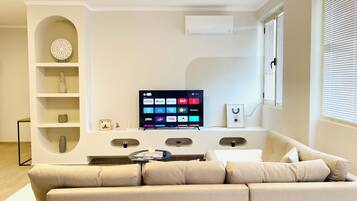 Apartment, 2 Bedrooms, Balcony, City View | Living room