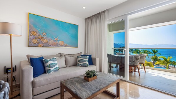 Deluxe-huoneisto, 1 suuri parisänky ja vuodesohva, parveke, rantanäköala | Oleskelualue | 42–tuumainen äly-TV, jossa kaapelikanavat