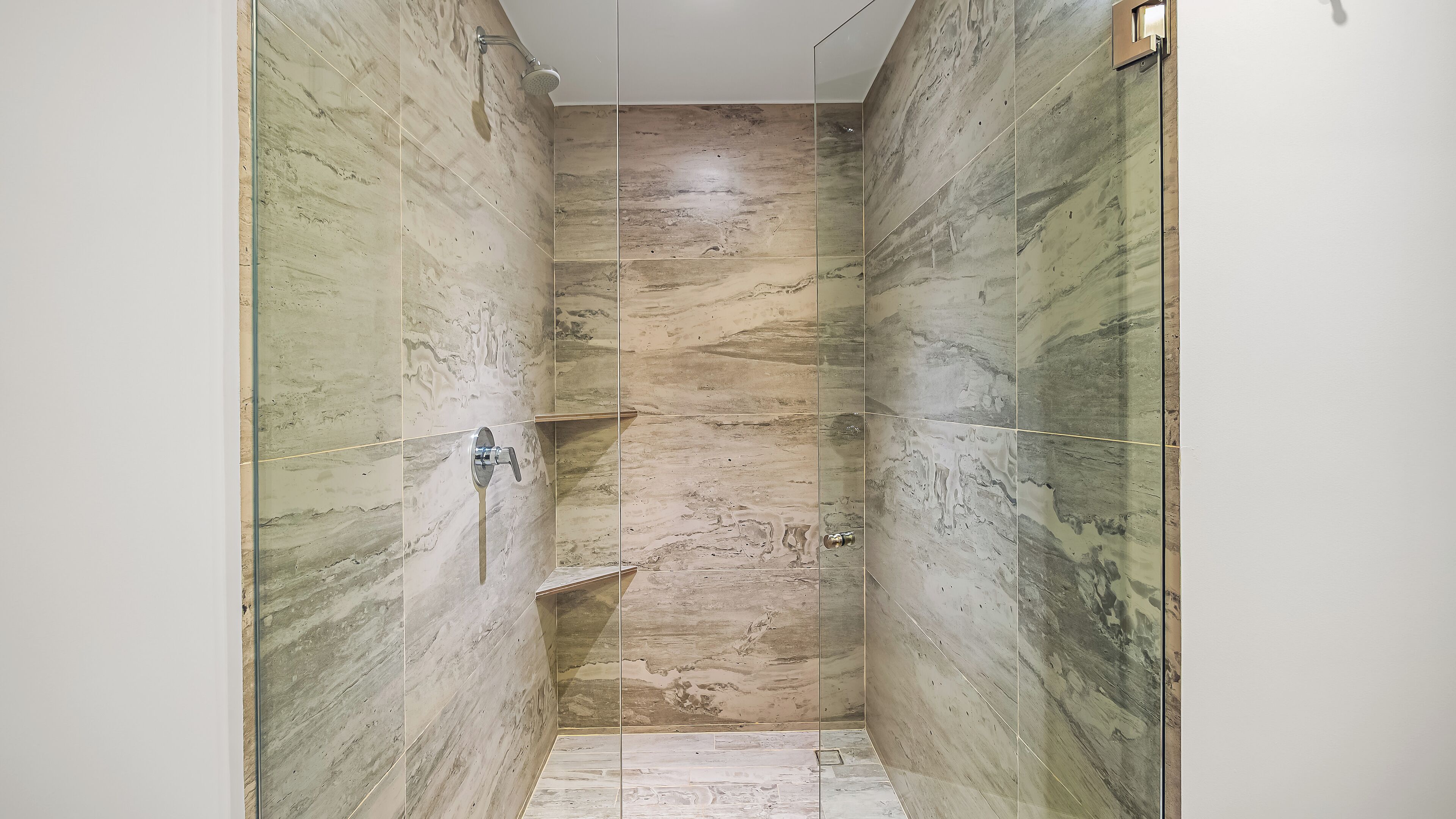 Deluxe appartement, 1 kingsize bed met slaapbank, balkon, uitzicht op strand | Badkamer