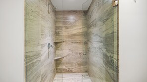 Deluxe-huoneisto, 1 suuri parisänky ja vuodesohva, parveke, rantanäköala | Kylpyhuone