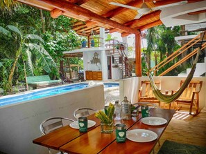 Outdoor dining - Stunning 6-Villa Retreat - Walking Distance to Town and Beach (Sámara)