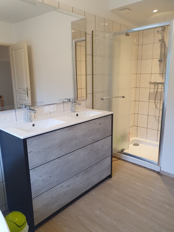 Dusche, Handtücher, Toilettenpapier