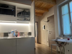 Réfrigérateur, four à micro-ondes, surface de cuisson, cafetiÚre-théiÚre