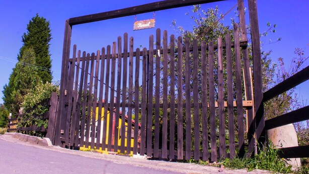 Una reja de madera con un letrero que dice "Perudo".