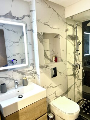 Hair dryer, towels, soap, shampoo - Luxury apartment Casablanca (Casablanca)