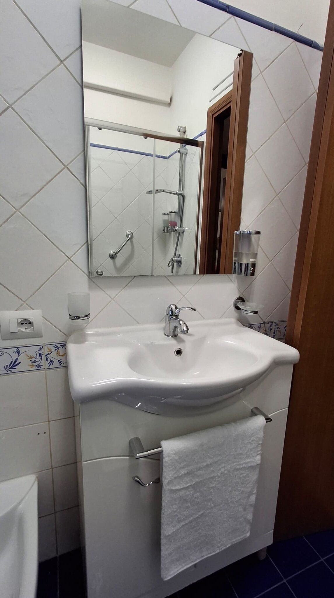 Dusche, Haartrockner, Bidet, Handtücher