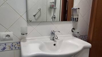 Dusche, Haartrockner, Bidet, Handtücher