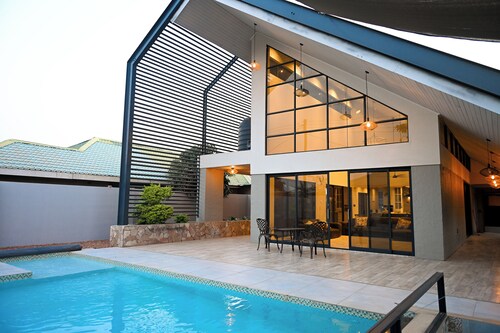 Modern 4-bedroom house in enchanting Victoria Falls with AC, Pool & WiFi