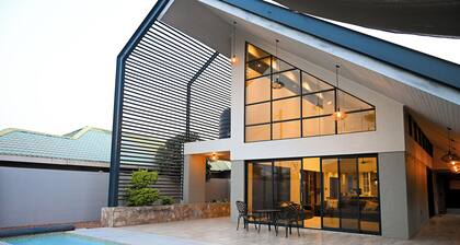 Modern 4-bedroom house in enchanting Victoria Falls with AC, Pool & WiFi