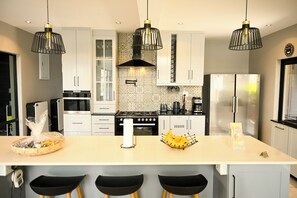 Een koelkast, een microgolfoven, een oven, een kookplaat