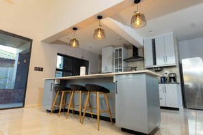 Frigorifero, microonde, forno, piano cottura