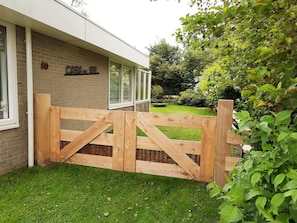 A wooden gate in front of a building with a brick facade and a sign that reads "CASA DEL SOL". - Bungalow in Sint Maartenszee Near Beach (Sint Maartensvlotbrug)