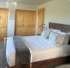 4 bedrooms, desk, free WiFi, bed sheets