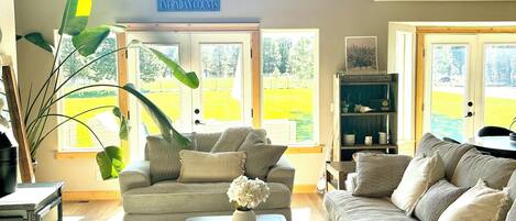 Smart-TV, Kamin, Videospiele, DVD-Player