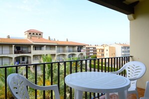 Apartment | Balcony - Apartment in Spain Near Sandy Beach (Torroella de Montgrí)