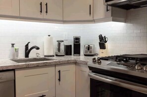 Refrigerador con congelador, microondas, horno y parrilla de estufa 