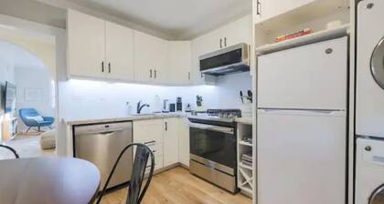 Casa Queen East - Modern 2BR Suite