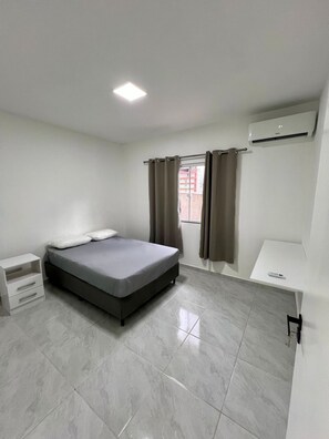 3 habitaciones, tabla de planchar con plancha, wifi y ropa de cama 
