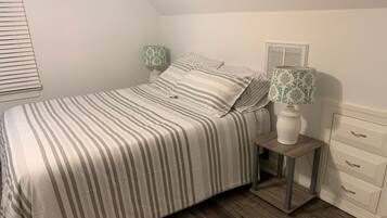 4 bedrooms, iron/ironing board, WiFi, bed sheets