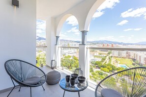 Property grounds - A luxury, modern 2-bedroom apartment with seaview balcony, walk to Estepona port (Estepona)