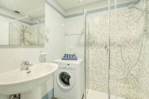 Basic-Apartment | Badezimmer | Dusche, Regendusche, umweltfreundliche Kosmetikartikel, Haartrockner