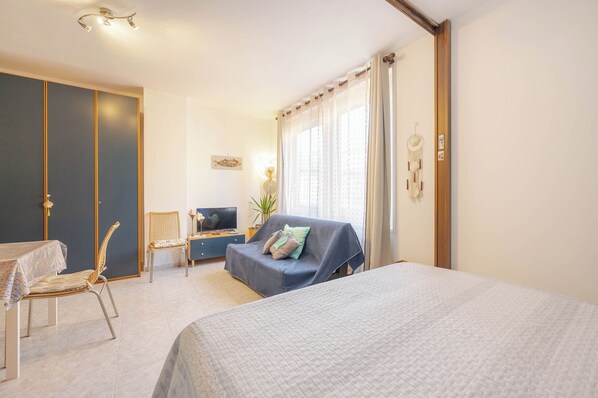 Basic Condo | Living area | 25-inch flat-screen TV with satellite channels