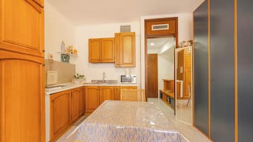 Refrigerador con freezer, microondas, cafetera expreso