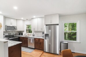 冷蔵庫、電子レンジ、オーブン、コンロ