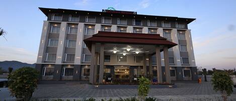 Boendets fasad - kväll/natt