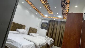 Comfort-studiolejlighed - udsigt til have | Pengeskab på værelset, arbejdsområde til bærbare computere