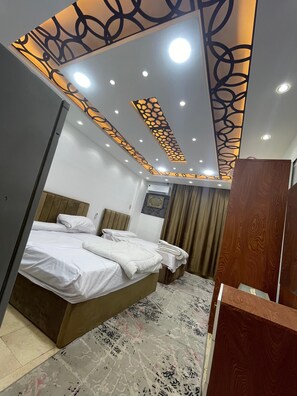 خزنة داخل الغرفة ومساحة عمل للكمبيوتر المحمول وستائر تعتيم