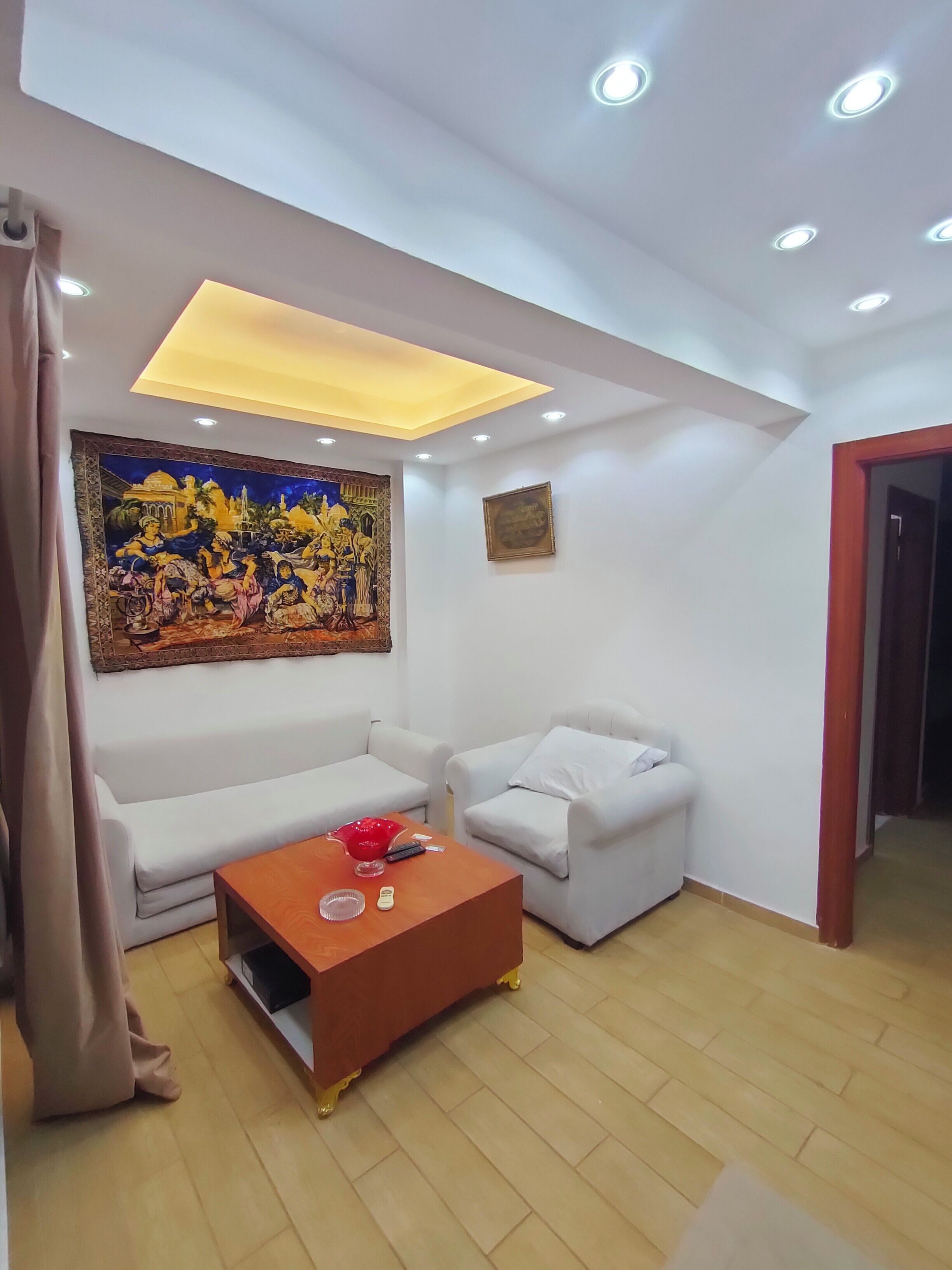 Estudio Confort, vista al jardín | Área de sala de estar | Televisión 
