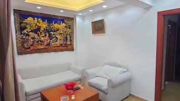 Estudio Confort, vista al jardín | Área de sala de estar | Televisión