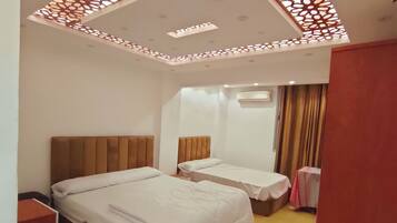 Studio Comfort, pemandangan kebun | Brankas, ruang kerja ramah laptop, tirai kedap cahaya, dan kedap suara