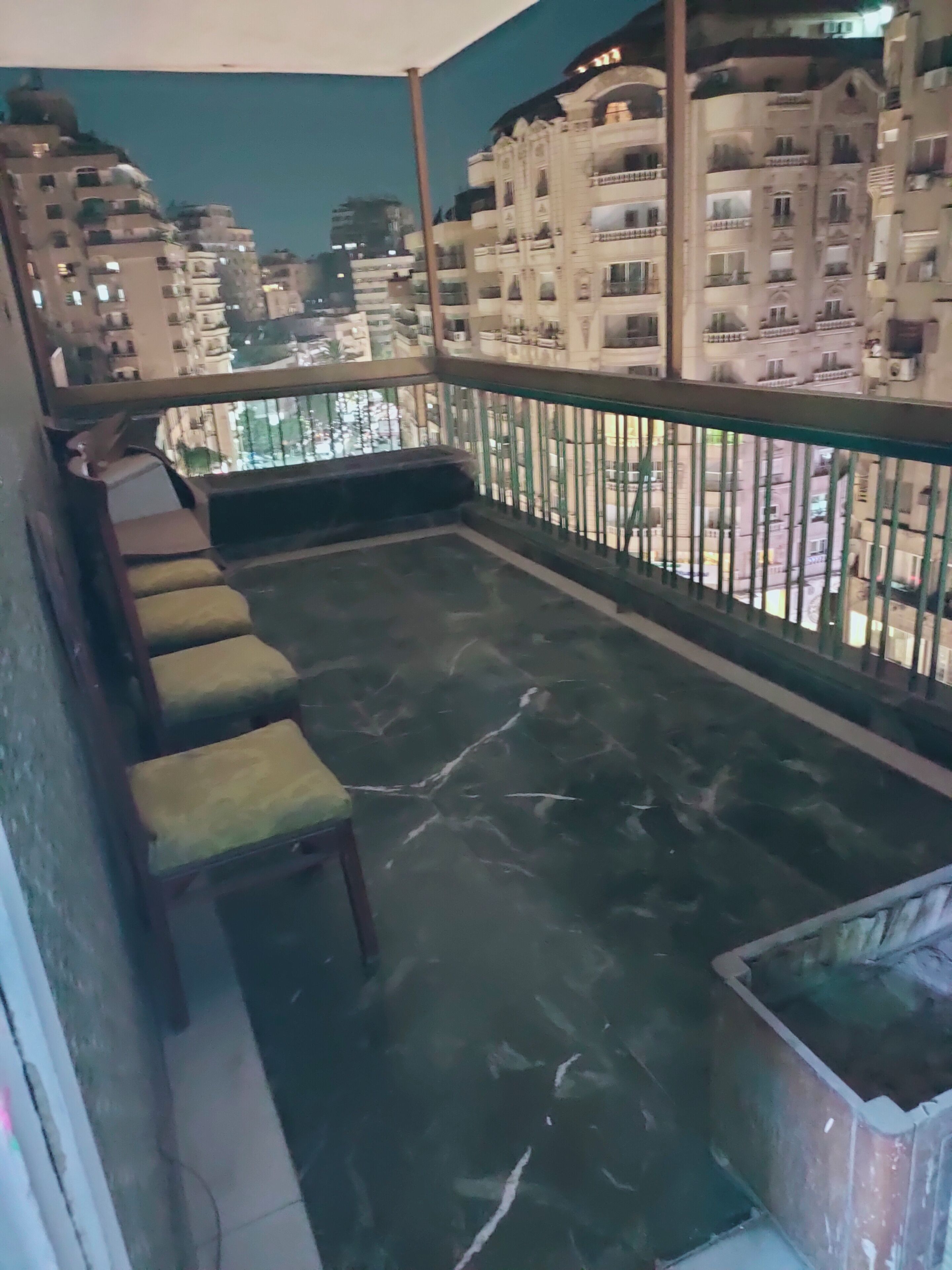 Bagian depan properti - sore/malam