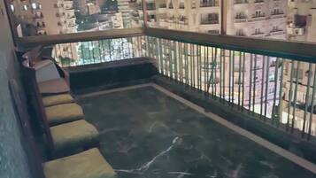 Bagian depan properti - sore/malam