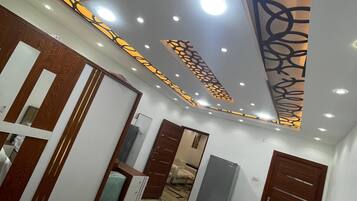 Caja de seguridad en la habitación y espacio para trabajar con laptop