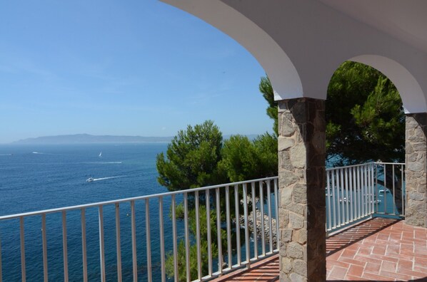 House | Exterior - Waterfront House in Costa Brava Near Beach (Torroella de Montgrí)